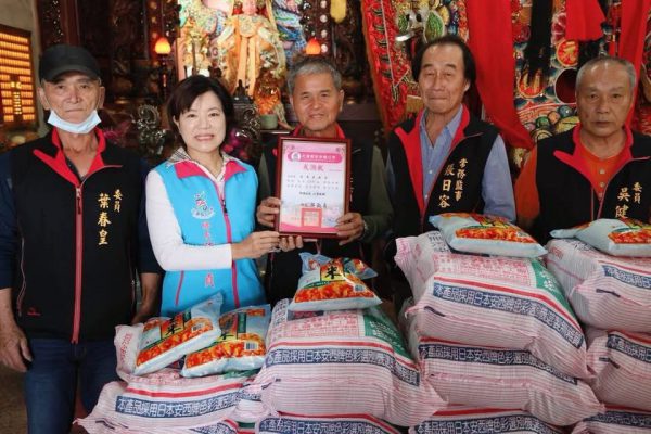 玄武宮、玄龍弘道會捐愛吉安 游淑貞親頒感謝狀共啟弱勢關懷缩略图