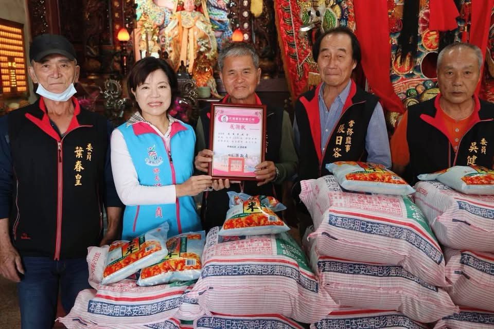 玄武宮、玄龍弘道會捐愛吉安 游淑貞親頒感謝狀共啟弱勢關懷缩略图