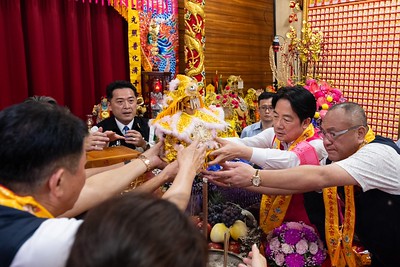 【總統恭送中國來的神山邊媽祖及白沙屯媽祖前往北港進香　祈願保境安民　盼與鄉親共同為臺灣打拚】缩略图