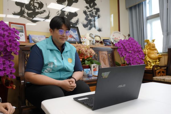 【北海道白糠町訪花交通受阻 魏嘉彥視訊致意】缩略图
