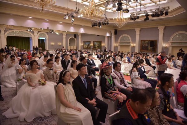 【繁花盛開．百花齊放  花蓮縣春季集團結婚 縣長徐榛蔚為31對新人證婚獻上祝福】缩略图