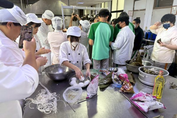 【上騰工商推出客家粄食教學課程 師生沉浸於美食文化之中】缩略图