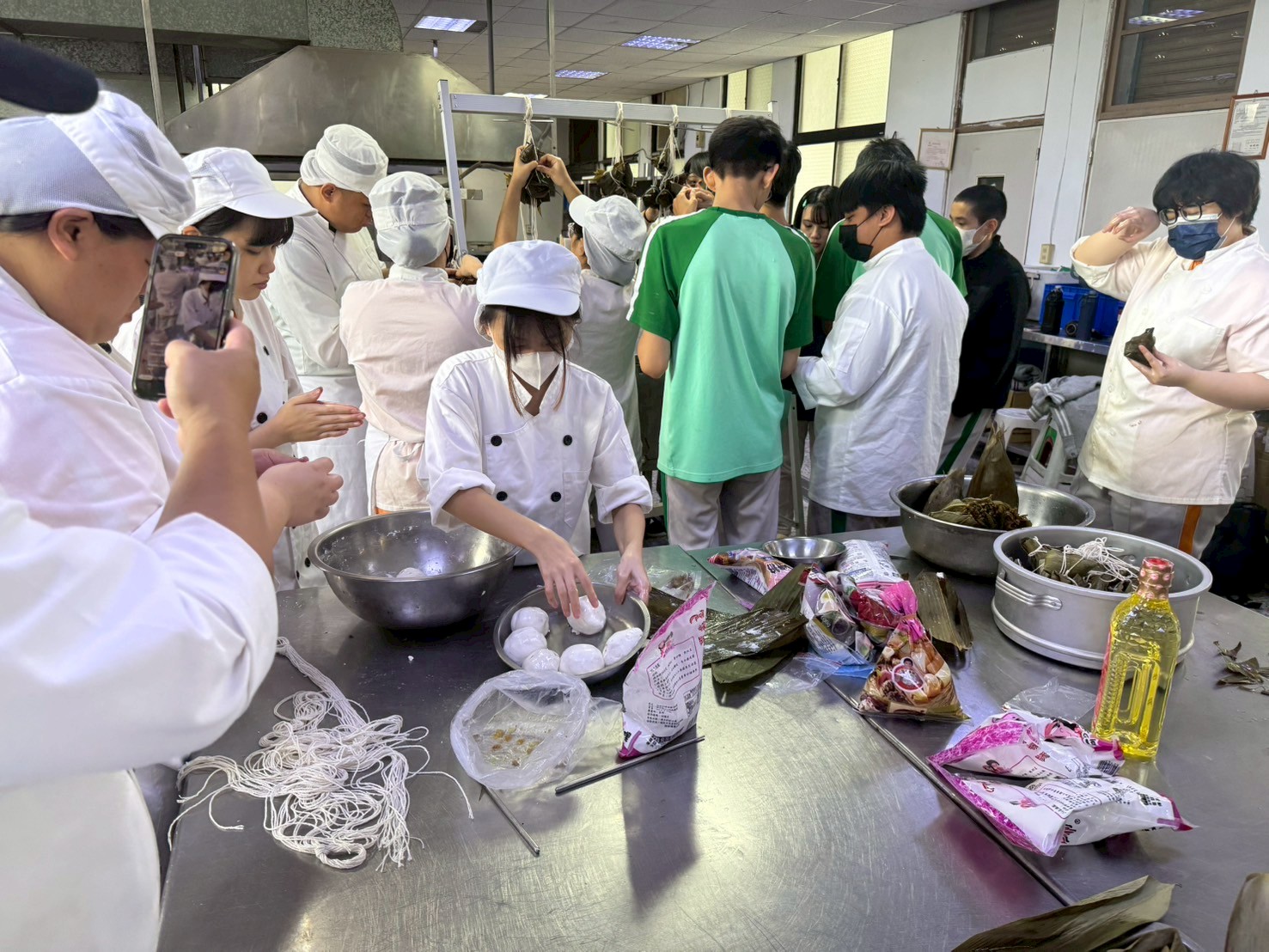 【上騰工商推出客家粄食教學課程 師生沉浸於美食文化之中】缩略图