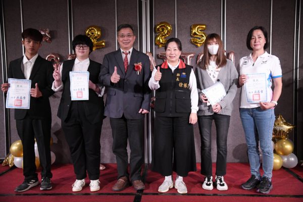 【徐縣長出席上騰工商畢業典禮 勉勵學子勇敢追夢、開創人生格局】缩略图