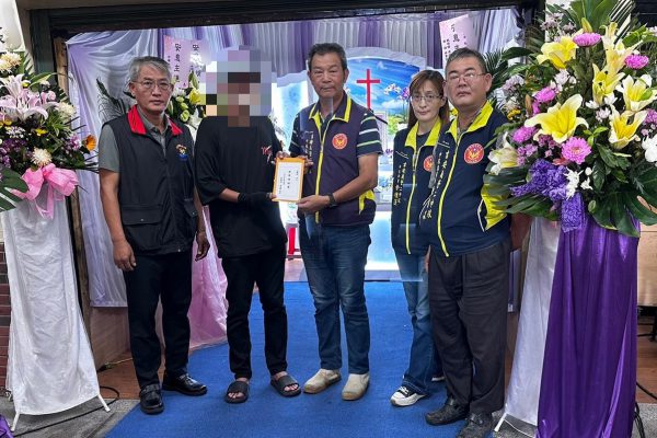【吉安警局協同義警第二中隊捐贈棺木及骨灰罈 助弱勢家庭度過難關】缩略图