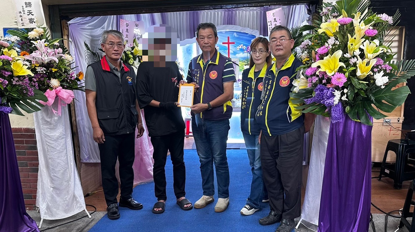 【吉安警局協同義警第二中隊捐贈棺木及骨灰罈 助弱勢家庭度過難關】缩略图