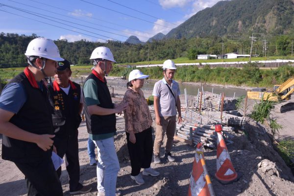 【徐榛蔚視察蚊子洞橋復建工程 便道搶修助農忙通行 新橋預計8月底完工提升通行安全】缩略图