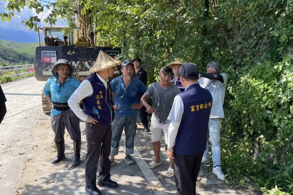 【萬事莫如割稻急 道路阻斷 即刻另闢道路修剪樹木、讓農民順利通行收割 效率獲得讚賞】缩略图