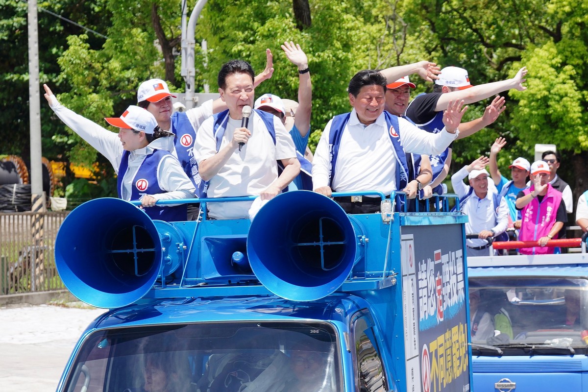 【趙少康與北市議員聲援傅崐萁　嚴斥童子賢「罷免前夕抹黑縣府」不負責任】缩略图