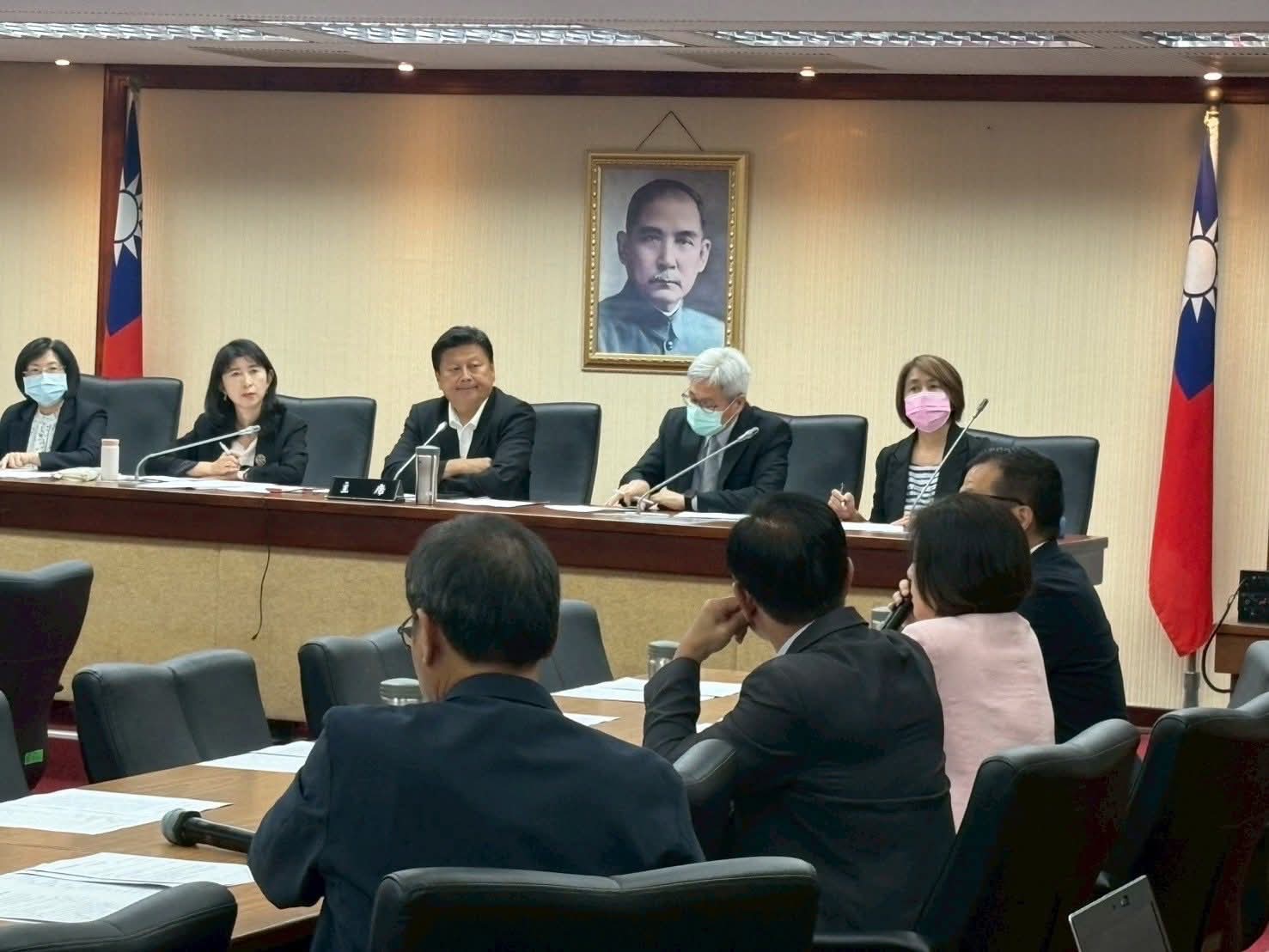 【苦民所苦 急民所急》傅崐萁主持三黨朝野協商拍板 協助南台灣災民重建家園 決議行政院下周提出「丹娜絲重建條例」 送立法院審議】缩略图