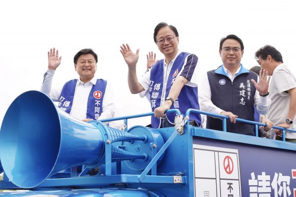 【張善政挺傅崐萁再赴花蓮　沿街鄉親熱情支持、比讚相挺】缩略图