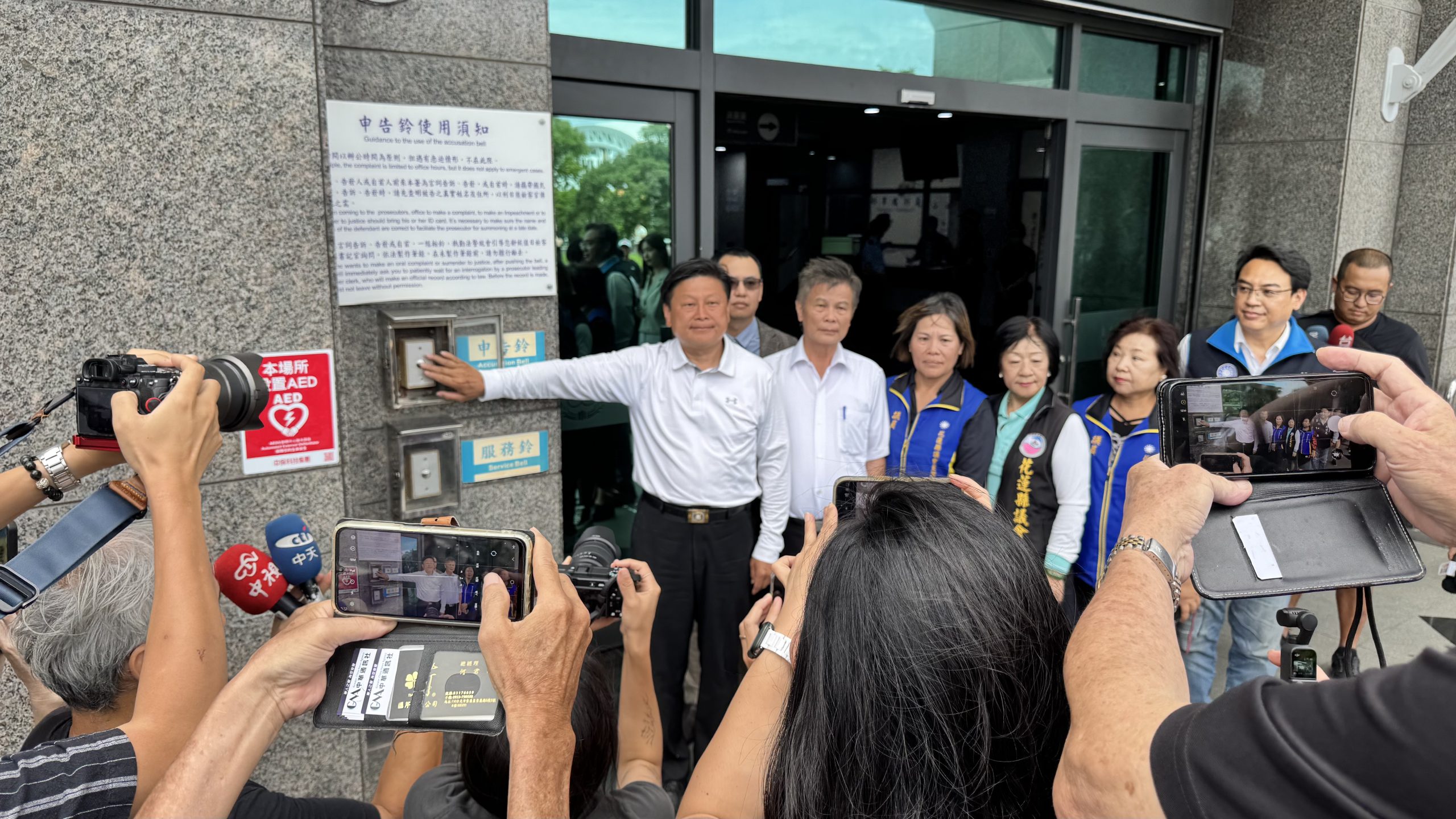 【童子賢散布謠言中傷涉違選罷法 傅崐萁正式到花蓮地檢署提告】缩略图