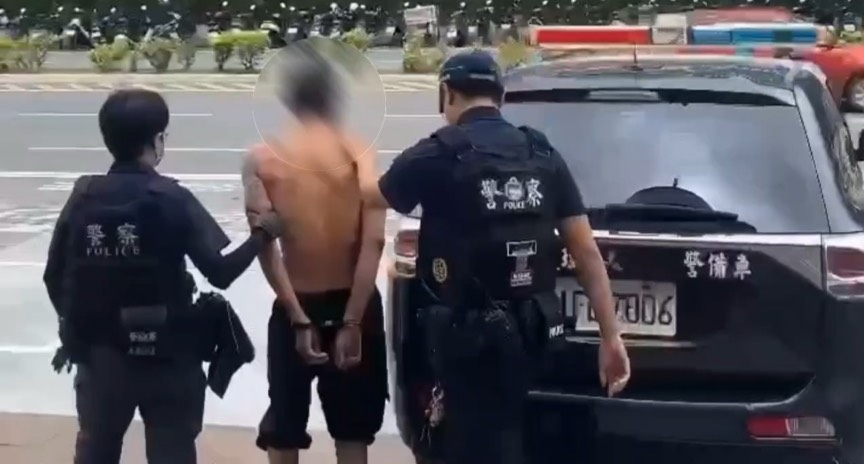 【男子超市竊酒又攻擊路人 花警即刻到場逮捕送辦】缩略图