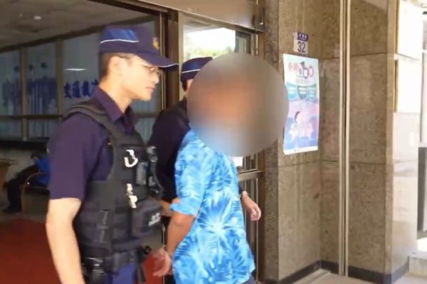 【男子深夜情緒失控 花警予以控制依法送辦】缩略图