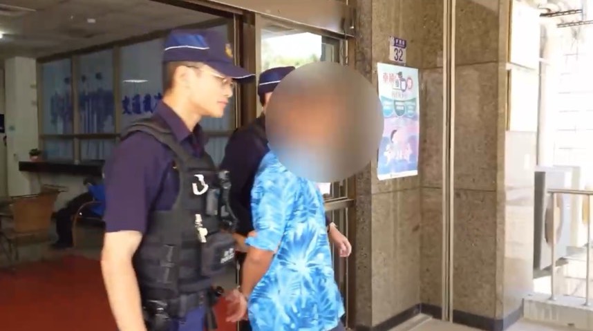 【男子深夜情緒失控 花警予以控制依法送辦】缩略图