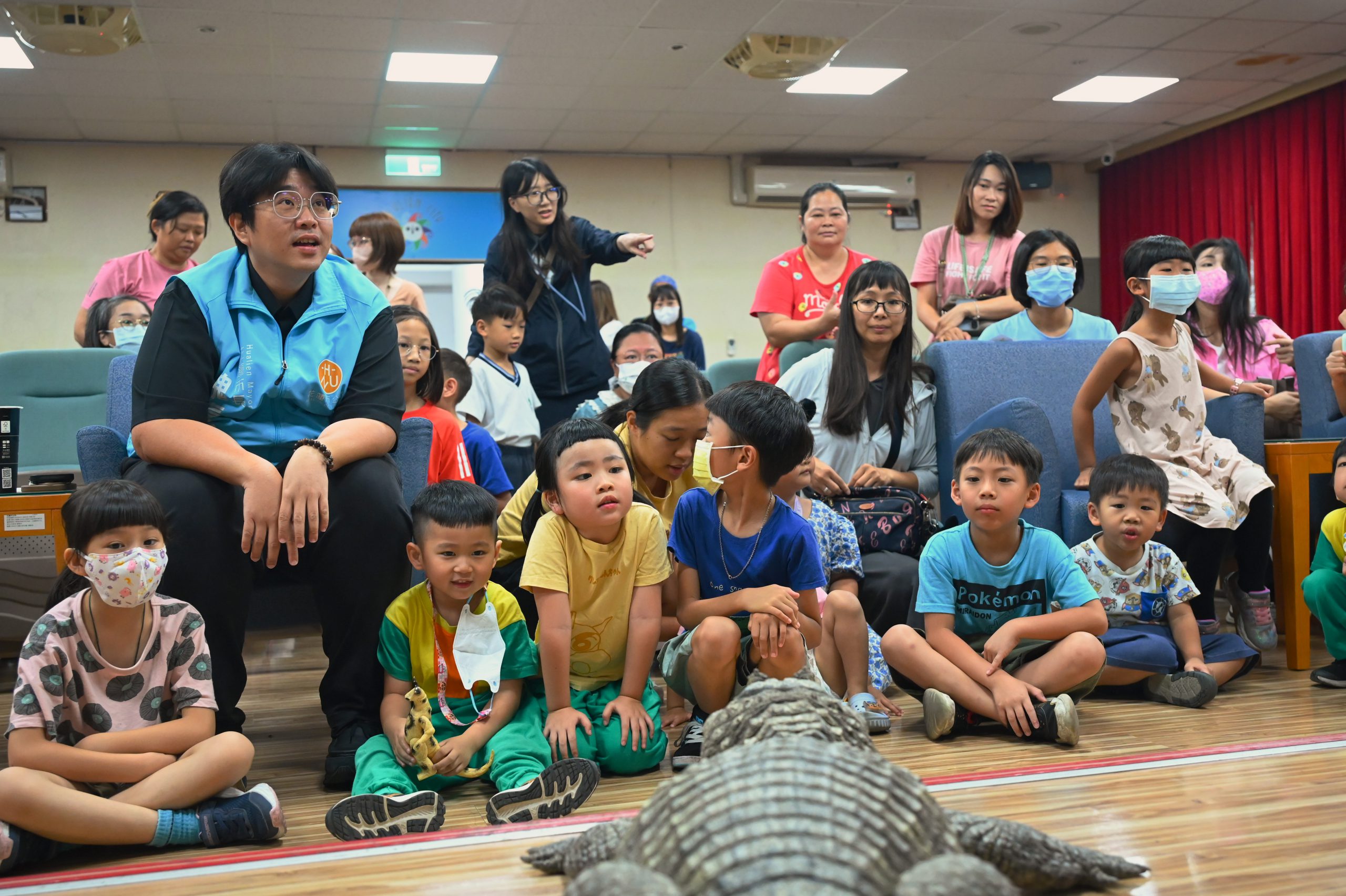 【花蓮市公所舉辦「動物好鄰居」 親子近距離接觸鱷魚球蟒】缩略图
