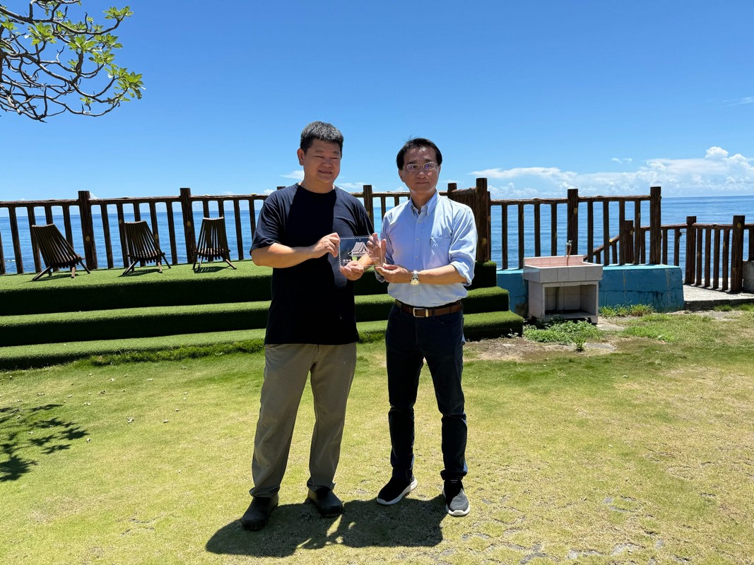【花蓮縣首次核准農牧用地露營場 再添2家合法露營場 觀光處處長親赴現場頒發標識牌 肯定業者與各單位努力成果】缩略图