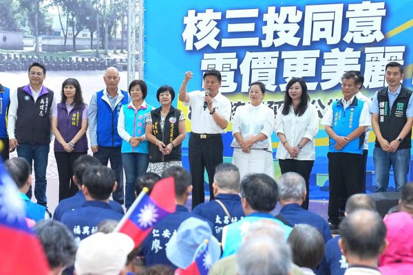 823挺核三延役 花蓮宣講會湧入支持民眾》 傅崐萁：守護產業、家庭、台灣未來缩略图