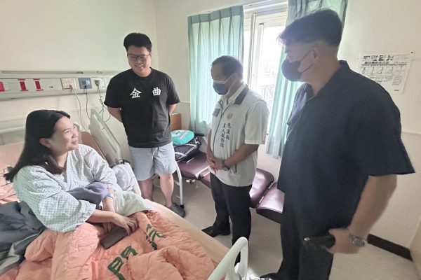 【探視住院官兵 花蓮軍人服務站溫情不缺席】缩略图