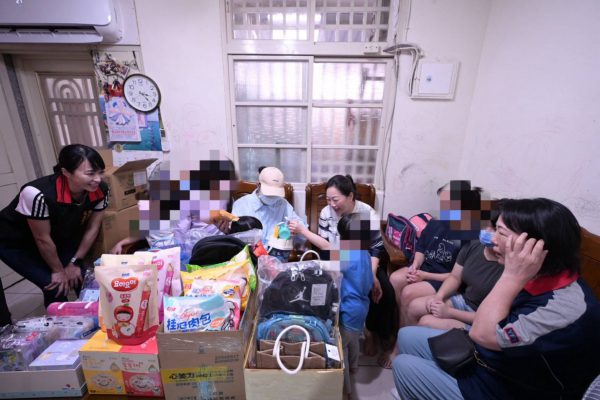 【徐榛蔚縣長親往慰問蘇姓家庭 成立專責窗口協助九寶家庭度過難關】缩略图