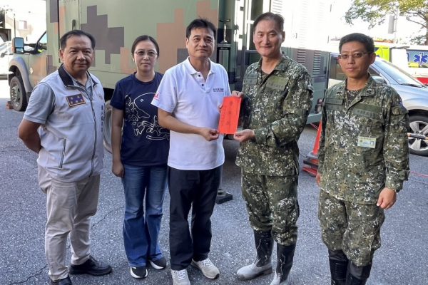 【海洋鋸片公司韓英傑董事長伉儷攜手軍人服務站慰問協助救災官兵】缩略图