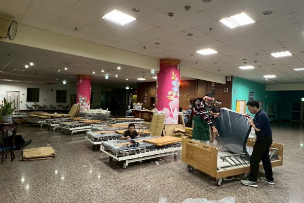 【暖心防線》洪水前夜緊急大撤離 光復長照中心47名長者漏夜轉移脫險 吉豐養護所緊急收容成為花蓮最堅強的避風港】缩略图