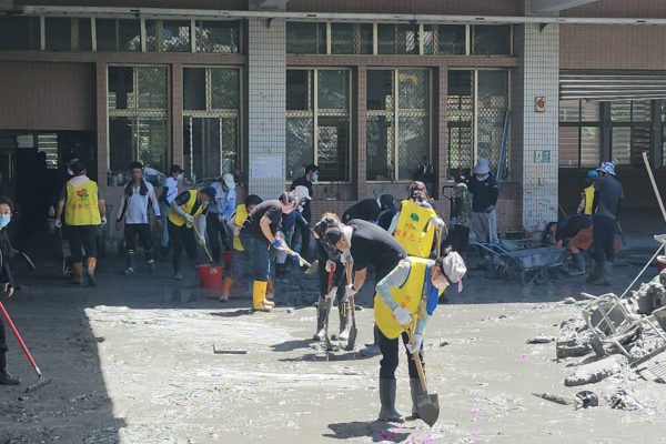 【企業落實「社會倫理」助災後重建 國泰人壽協助光復鄉家戶及學校清理環境】缩略图