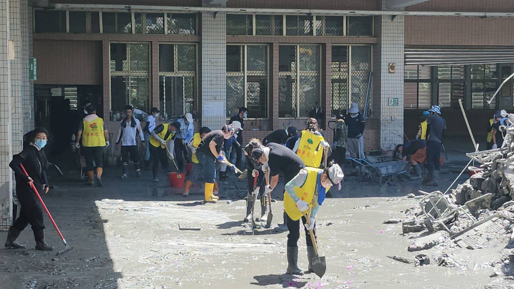 【企業落實「社會倫理」助災後重建 國泰人壽協助光復鄉家戶及學校清理環境】缩略图