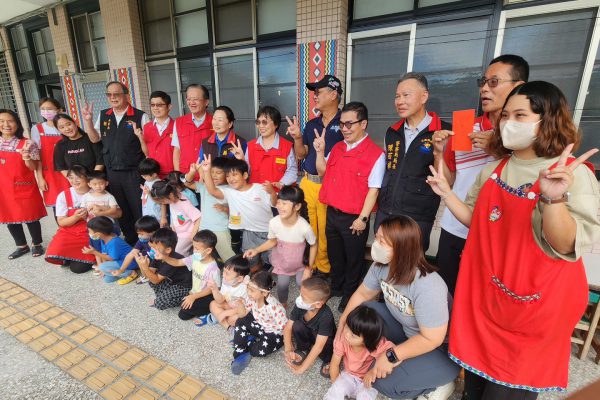 【花蓮縣長徐榛蔚陪同內政部長劉世芳  前往光復鄉立幼兒園關懷馬太鞍堰塞湖收容鄉親】缩略图