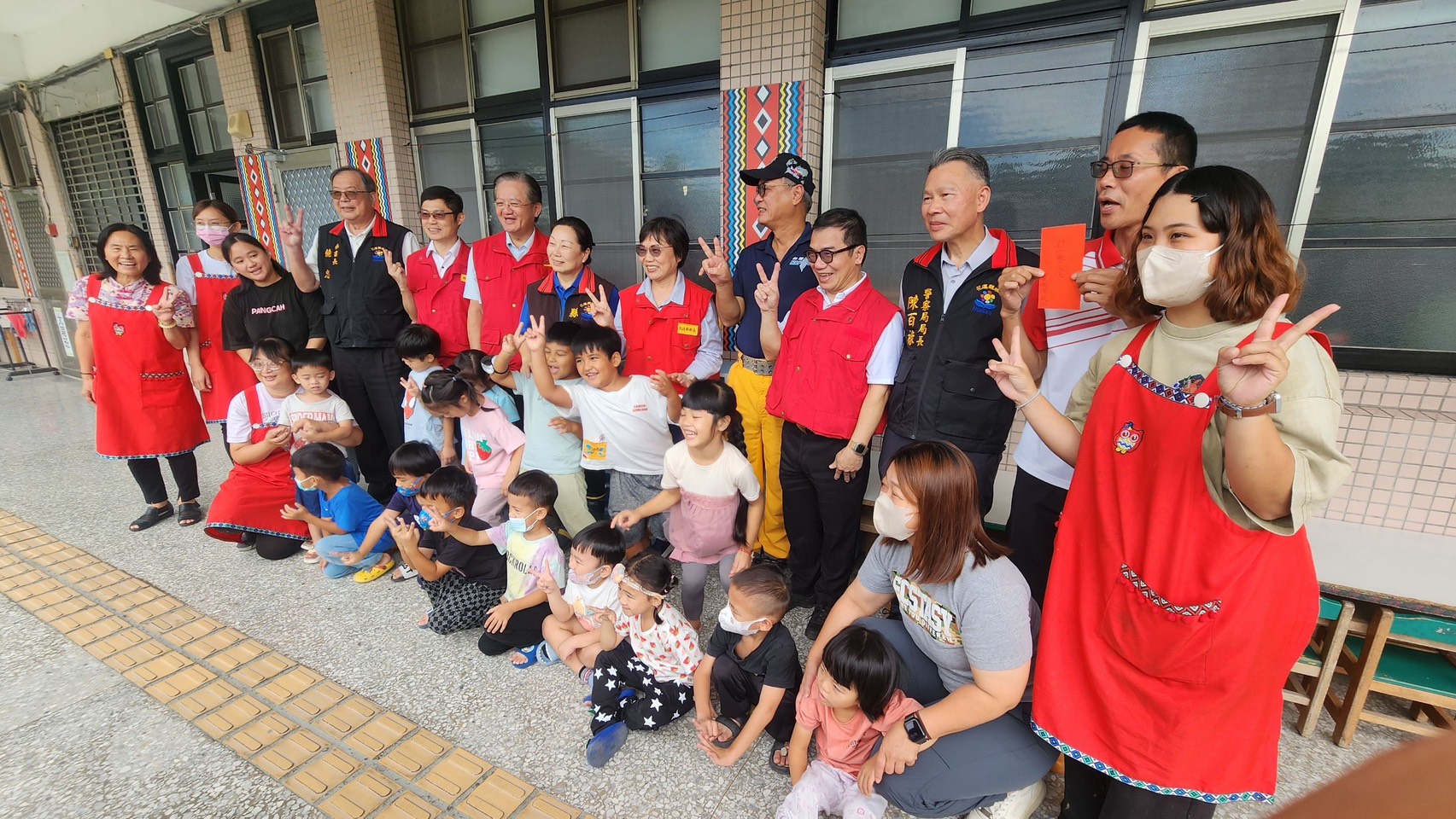 【花蓮縣長徐榛蔚陪同內政部長劉世芳  前往光復鄉立幼兒園關懷馬太鞍堰塞湖收容鄉親】缩略图