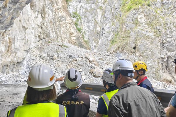 【徐榛蔚今早視察燕子口堰塞湖 持續警戒中、提醒民眾配合管制】缩略图