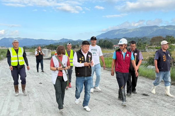 【堰塞湖潰壩泥沙淤積四大野溪 張峻議長11月24日再度會勘加速排水整治】缩略图