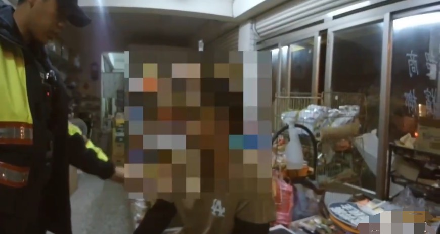 【男子夜闖雜貨店欲行竊 花警依法送辦】缩略图