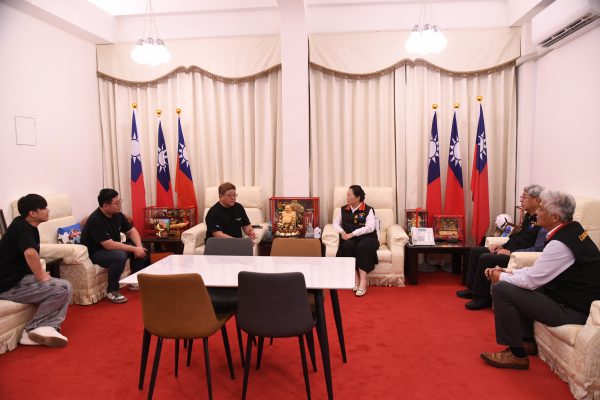 【卓越行道會送暖花蓮光復災區 捐贈300組餐桌椅助重建家園】缩略图
