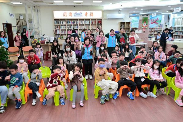 【吉安鄉圖歲末創意聖誕暖人心 游淑貞伴親情「悅」讀繪本】缩略图