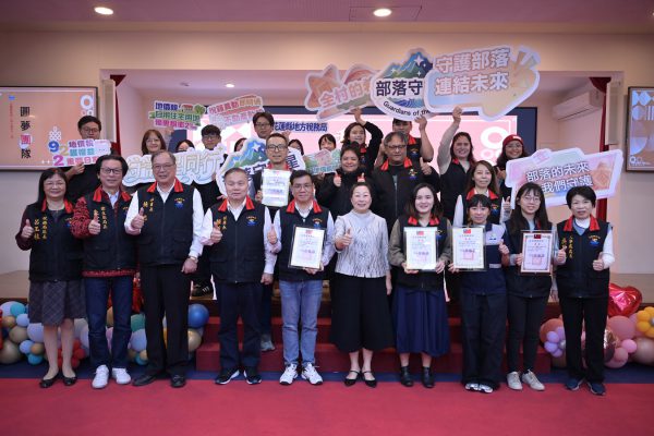 【花蓮縣政府十二月份升旗典禮 縣長徐榛蔚表揚模範公務人員 勉勵縣府同仁共展花蓮未來】缩略图