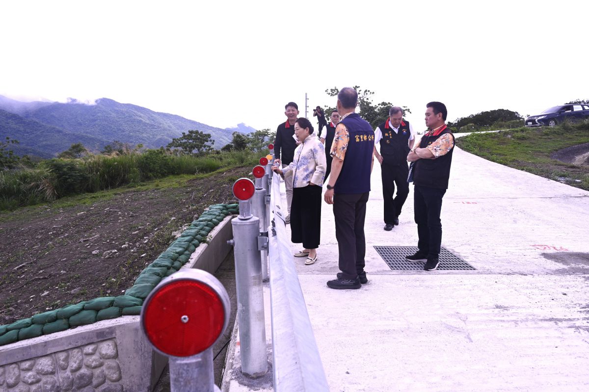 【富里鄉六十石山產業道路1.5億工程全數完工 縣長徐榛蔚親自關心施工品質】缩略图