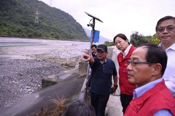 【萬里溪堰塞湖恐潰決 花蓮縣長徐榛蔚率隊實地會勘 關心收容所鄉親 做好防災準備】缩略图