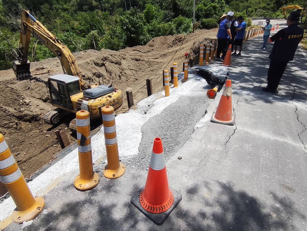 【 花79線施工路段路基坍塌 富里鄉公所緊急封閉道路全力搶修 籲請用路人改道通行】插图