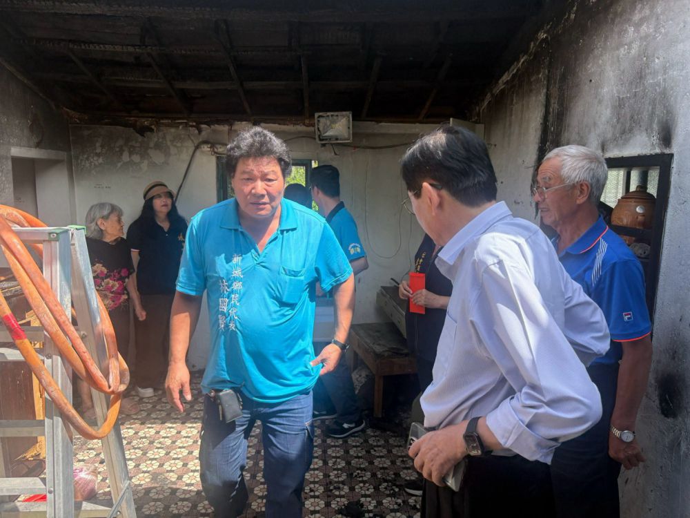 【新城鄉長何禮臺關懷火災受災戶 協助清運災後廢棄物並核發急難救助金】插图