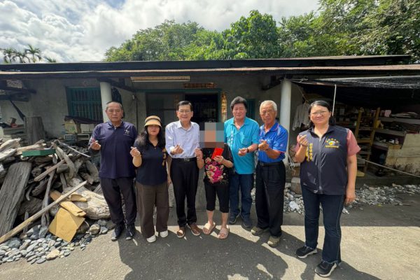 【新城鄉長何禮臺關懷火災受災戶 協助清運災後廢棄物並核發急難救助金】缩略图