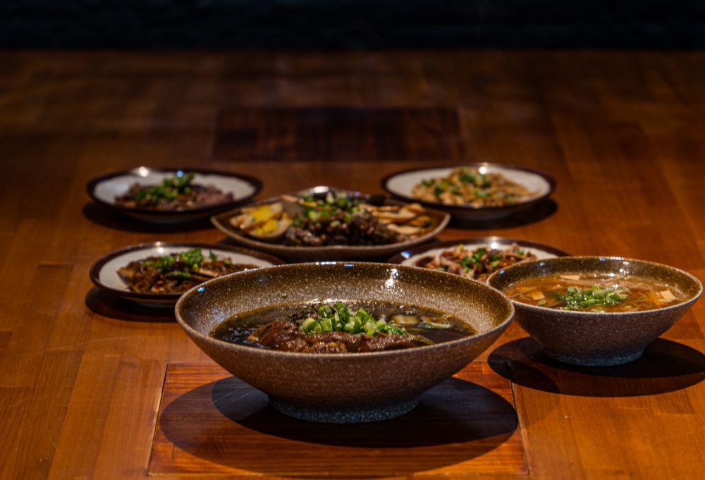 【逆勢轉型熬出好滋味 花蓮「久藏味牛肉麵」一碗暖湯擄獲食客心】缩略图