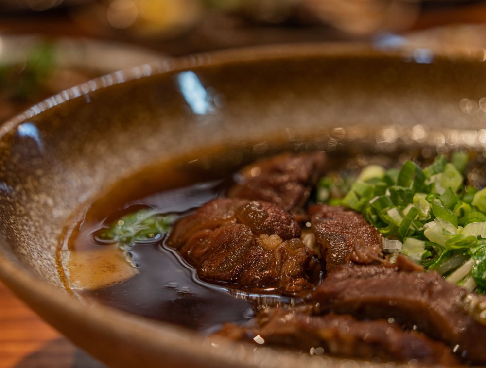 【逆勢轉型熬出好滋味 花蓮「久藏味牛肉麵」一碗暖湯擄獲食客心】插图1