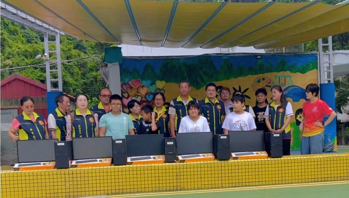 【龍元慈善協會偏鄉送暖 贈花蓮明里國小學童5台電腦】缩略图