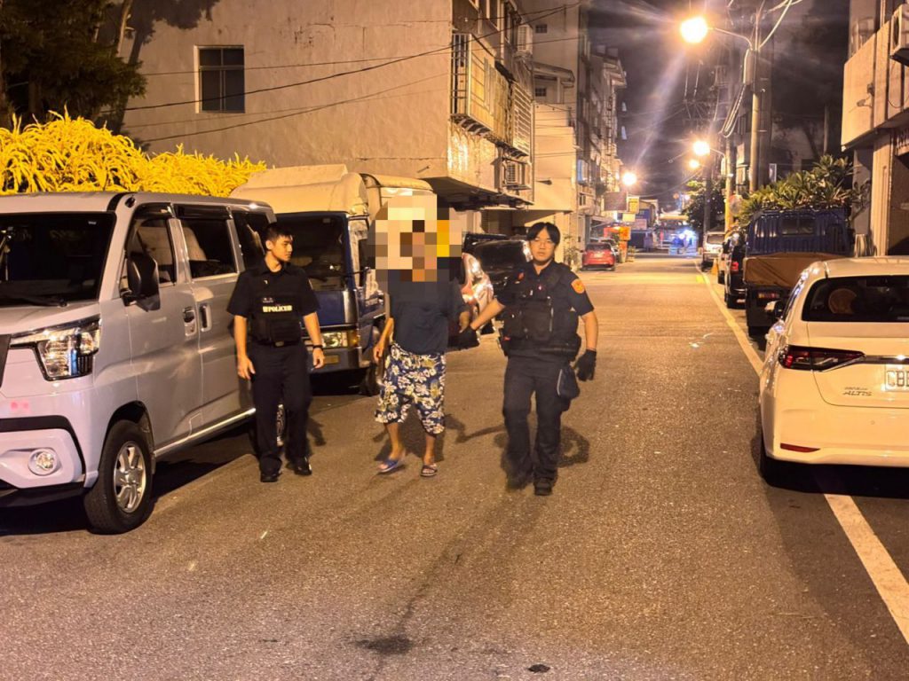 【老翁夜戴墨鏡視線不良跌坐路旁 吉安警及時關懷平安護送返家】插图