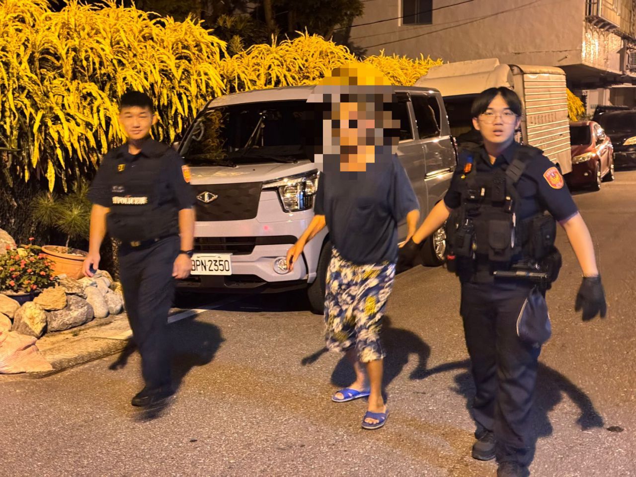 【老翁夜戴墨鏡視線不良跌坐路旁 吉安警及時關懷平安護送返家】缩略图