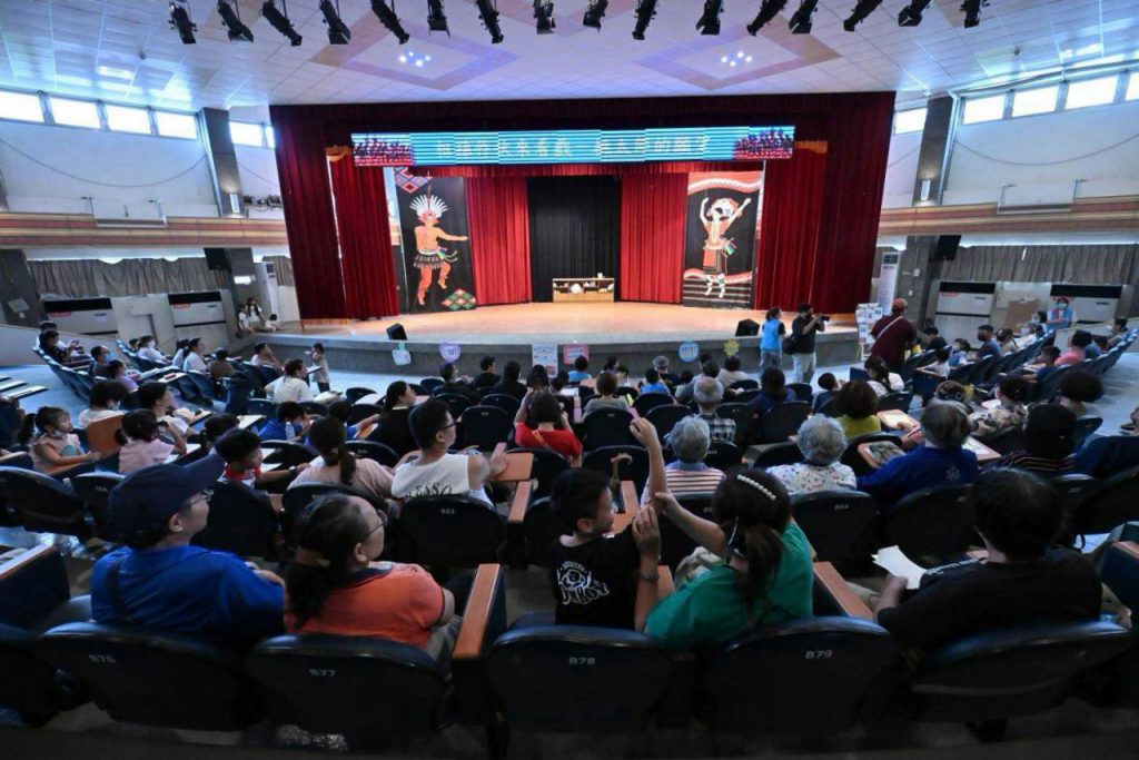 【吉安歡慶祖父母節！林座劇團台式幽默嗨翻文化館 游淑貞陪鄉親多代同堂共賞戲劇深耕孝親感恩文化】插图2