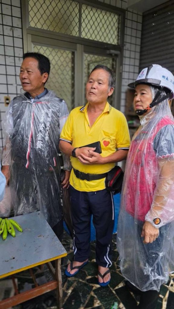 【吉安鄉啟動勸導撤離45戶116人 以保障安 游淑貞感謝警消國軍協助潛勢溪流域鄉親避難】插图