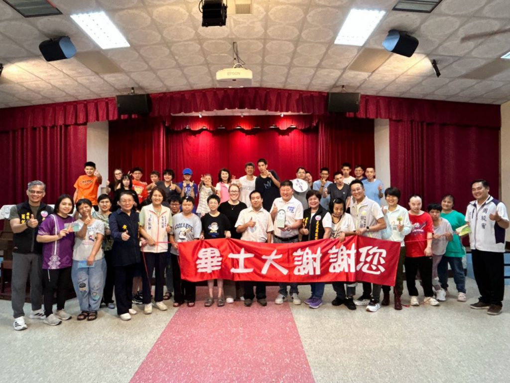 【議會中秋前送暖 張峻率議員走訪三社福機構 陪伴院生溫馨互動】插图2