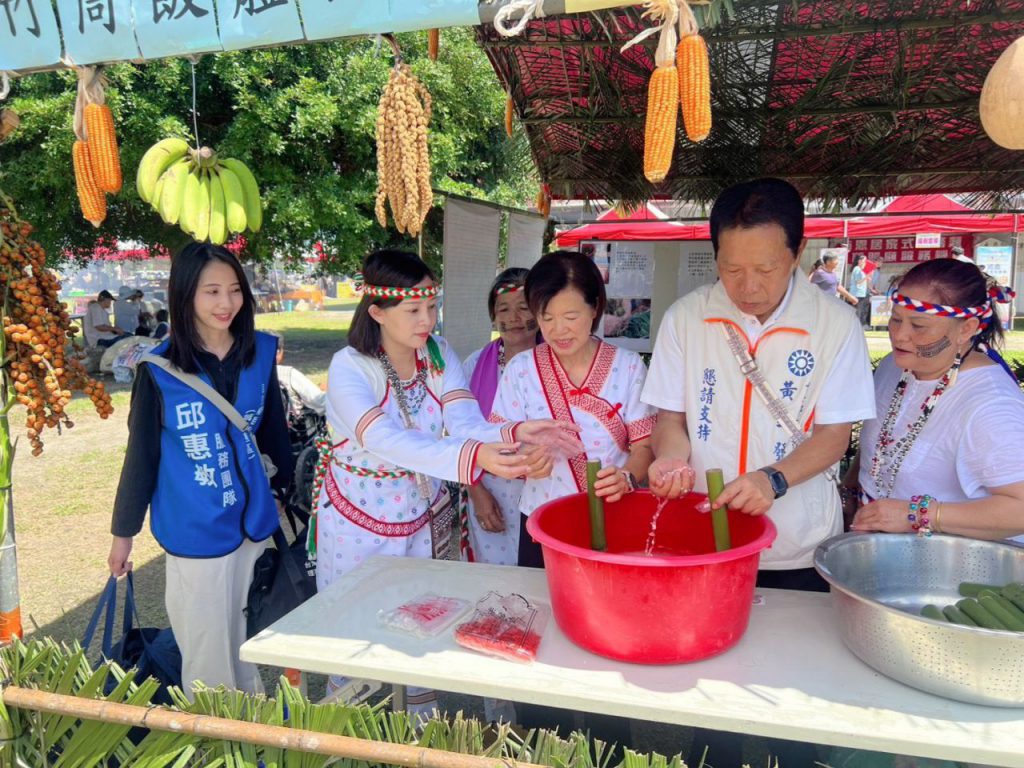 【穿上族服與族人共舞　邱惠敏走進太魯閣族感恩祭 體驗竹筒飯、傳統編織 與頭目族人熱情互動感受部落文化】插图3
